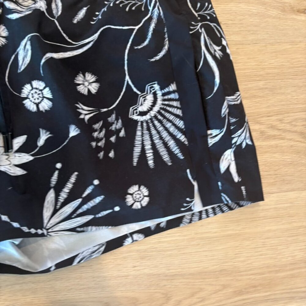 ** Athleta Floral Printed Baja Shorts Black Size 8 Featherweight Hiking - Picture 4 of 8